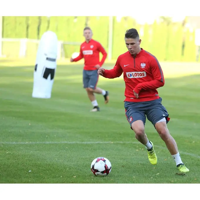 Autooppblåsbar veggdekorasjon, fotballmotiv med mann i rød jakke som spiller på grønn gressbane.