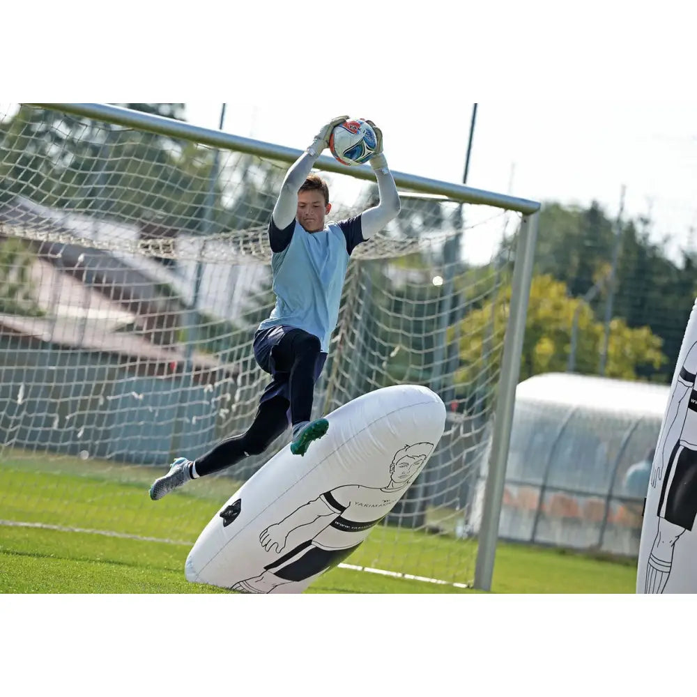 Autooppblåsbar veggdekorasjon, keeperfigur under keeper som fanger ball foran mål på grønn gressbane.