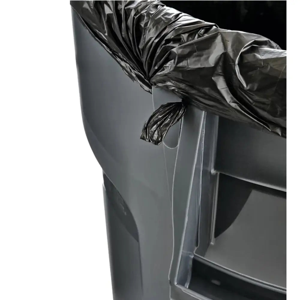 Avfallskurv BRUTE Round 121L i grå plast, sidevisning med sort pose festet i integrert kantfeste.