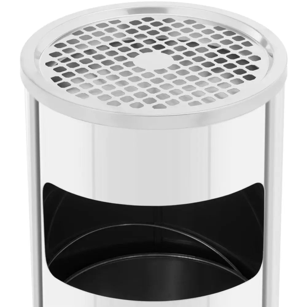 Avfallsbeholder utendørs, sølvfarget med bikubemønstret lokk og sideåpning, sett fra skrå vinkel.