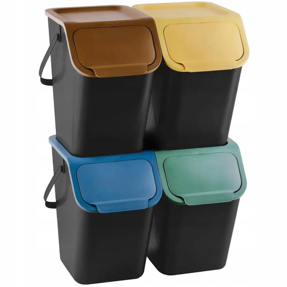 Avfallsbeholdere for kildesortering, fire svarte plastkasser med fargede lokk og sidehåndtak, stablet to og to.