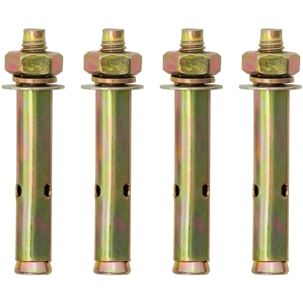 Fire stålbolter med gyllen finish, muttere og skiver, arrangert i rekke forfra mot hvit bakgrunn.