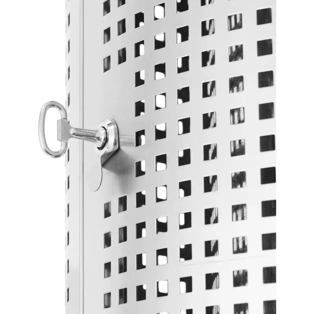 Avfallskurv for utendørs bruk, nærbilde av låsbar stålfront med firkantede hull og nøkkel i låsen.