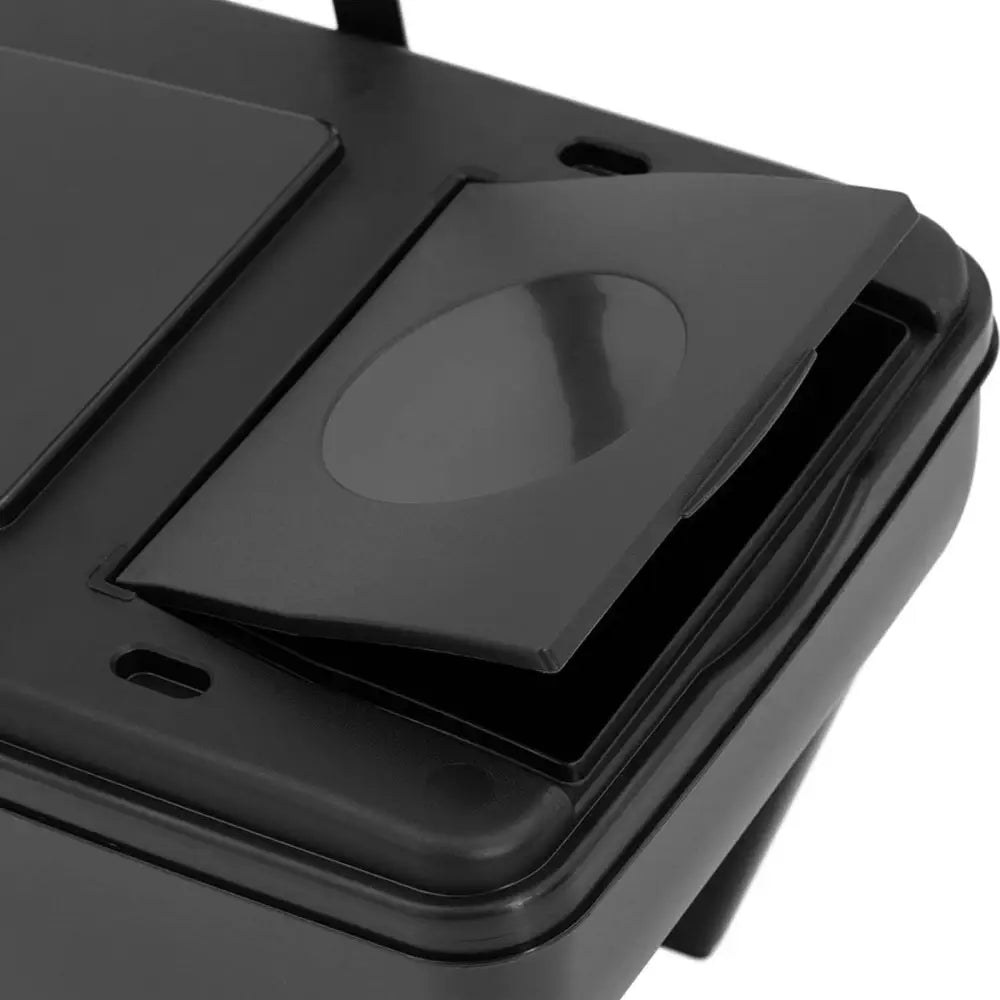 Avfallssorteringssett, detalj av sort plastlokk med oval åpning vist åpen for enkel innkast.