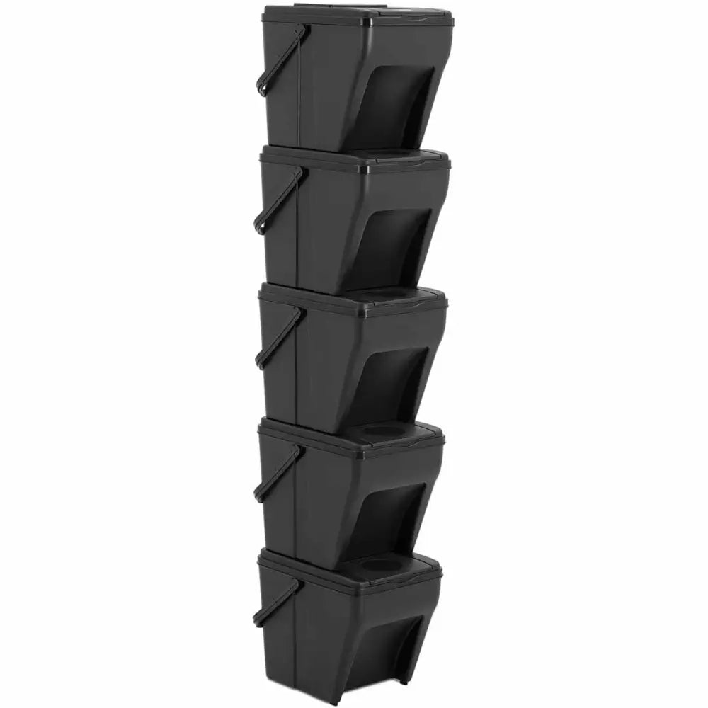 Avfallssorteringssett med fem svarte plastkurver, stablet med synlige håndtak og åpne fronter fra siden.