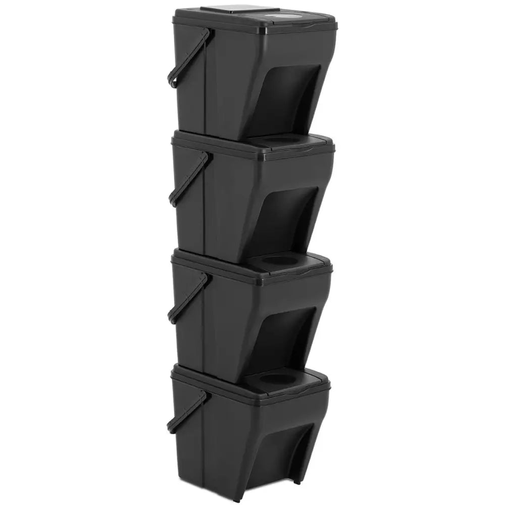 Avfallssorteringssystem med fire svarte 25 liters beholdere, stablet med synlige frontåpninger og bærehåndtak.