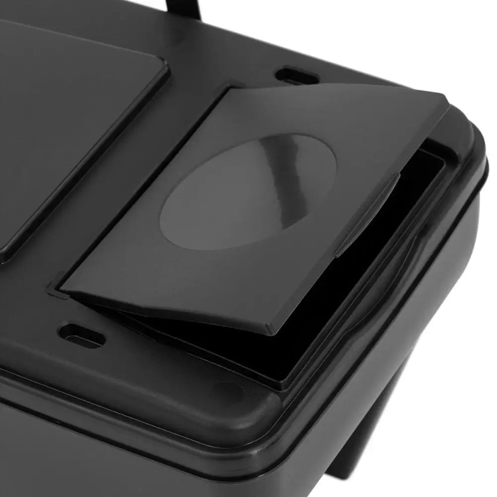 Avfallssorteringssystem, detaljert nærbilde av sort plastlokk med liten åpning og avrundede kanter.