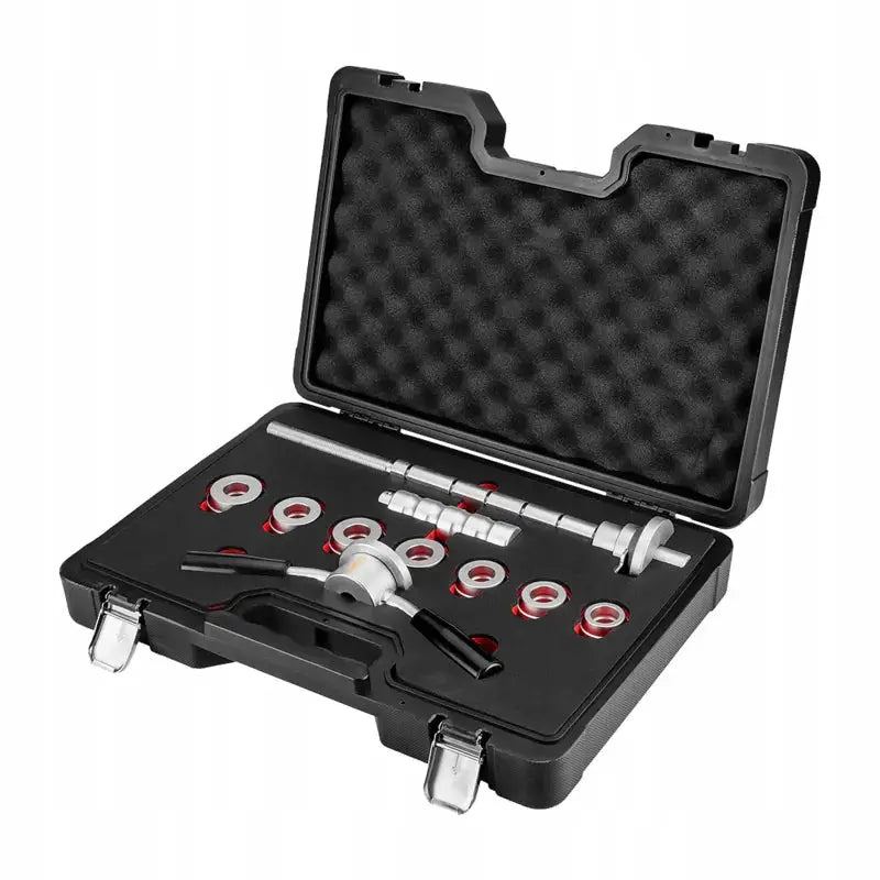 Avtrekkere for montering og demontering av lagre, sort koffert med polstret lokk og organiserte metalldeler.