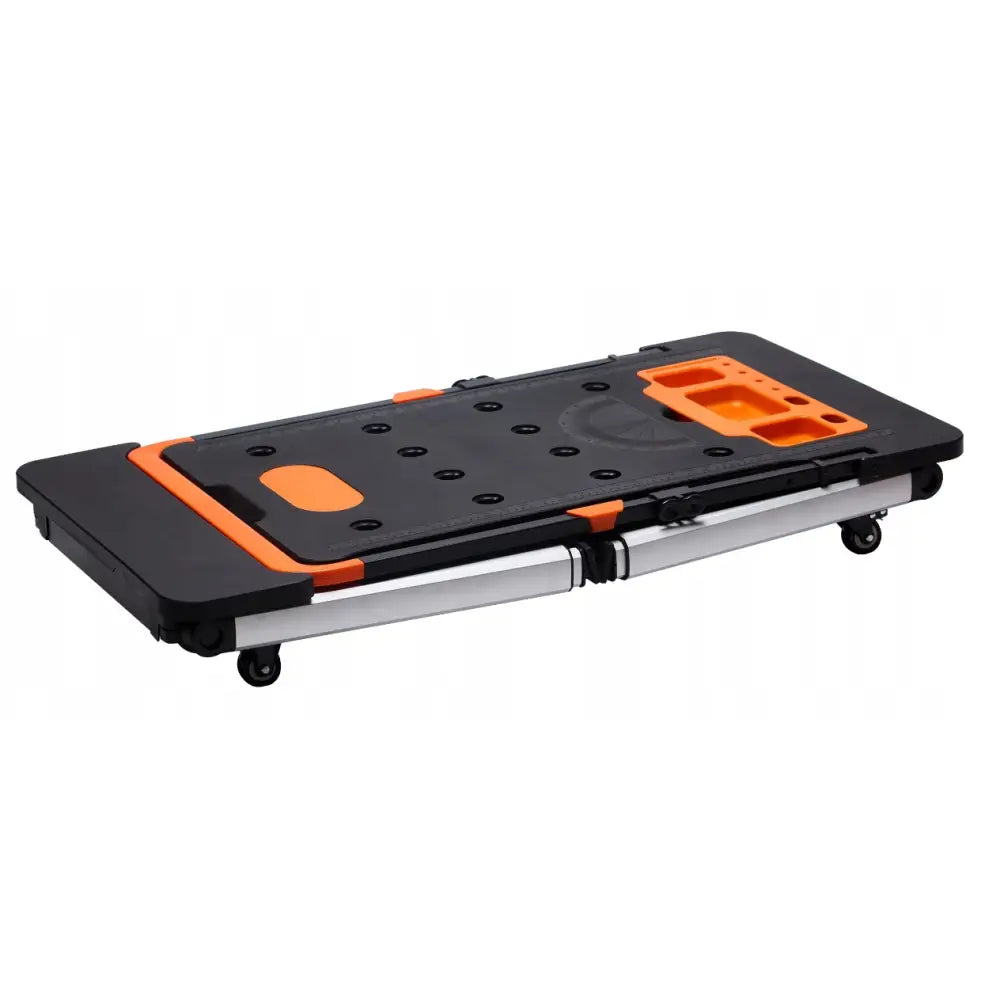 Sammenleggbar arbeidsbenk 7-i-1, skrå sidevisning med hjul og åpne oppbevaringsrom i oransje og svart plast.