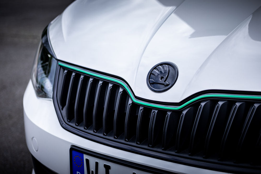Emblem og logo til Skoda Piano Sport i elegant svart og krom Black Edition, perfekt for panser og bakluke
