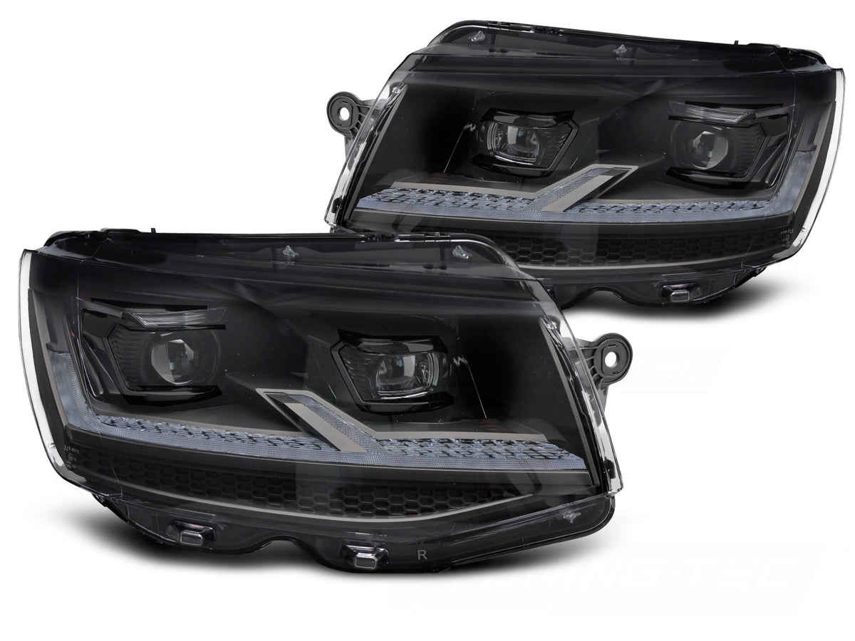 Frontlykter Full LED Black Sequential til VW T6 15-19 sett rett forfra på hvit bakgrunn.