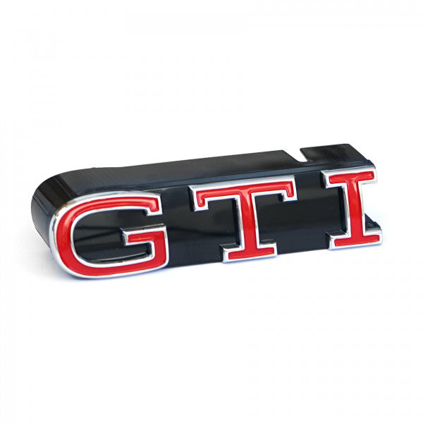 Emblem og logo til Vw up! (1S, 2. Facelift) GTI i svart, krom og tornado rød, montert på bakluke, original Volkswagen-del
