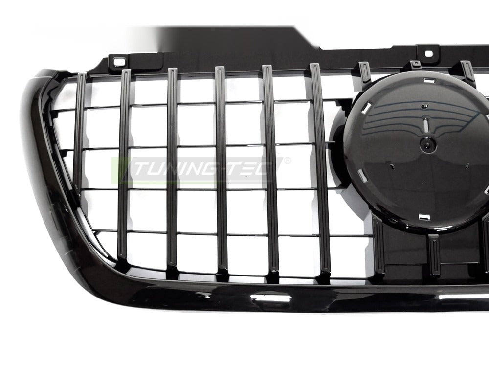 Grill Mercedes Sprinter W907 18-22 sett fra siden, lamell-mønster og struktur synlig.