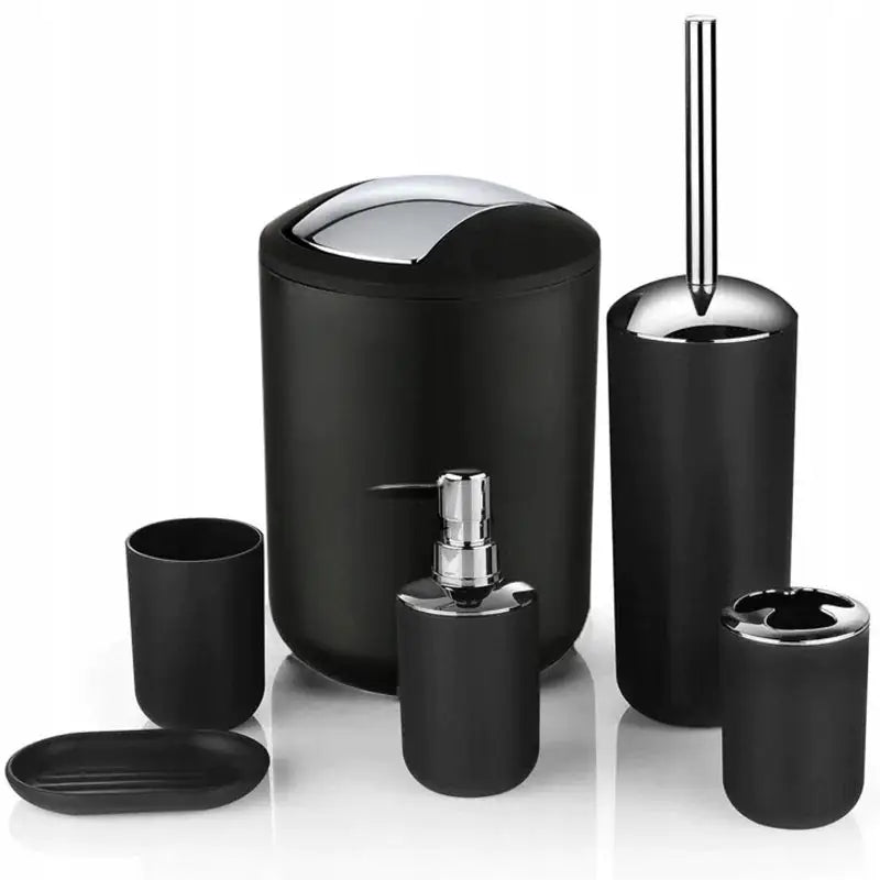 Bad Set Flores, seks sorte baderomsartikler i matt plast med sølvdetaljer, samlet sett forfra.