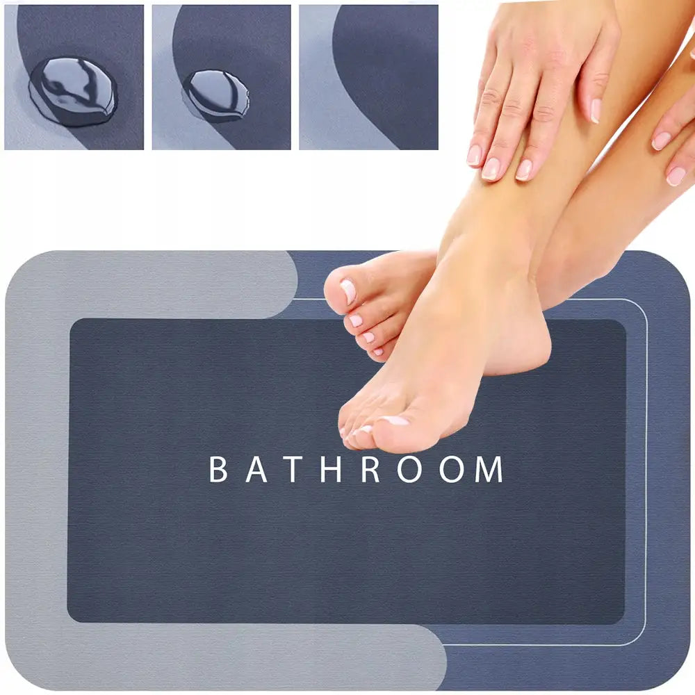 Badematte i blått og grått med teksten "BATHROOM", nakne føtter og vannperler synlige på overflaten.