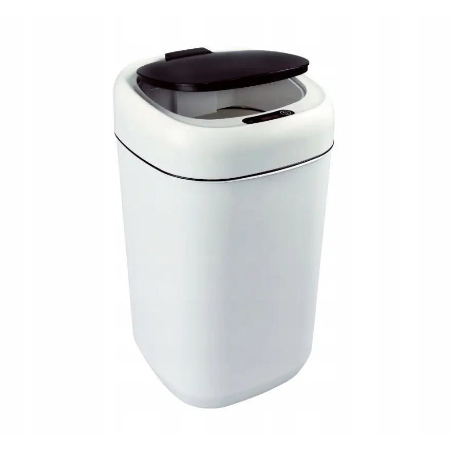 Baderoms søppelbøtte med bevegelsessensor, hvit plast, sort lokk og synlig sensorpanel, skrå vinkel.