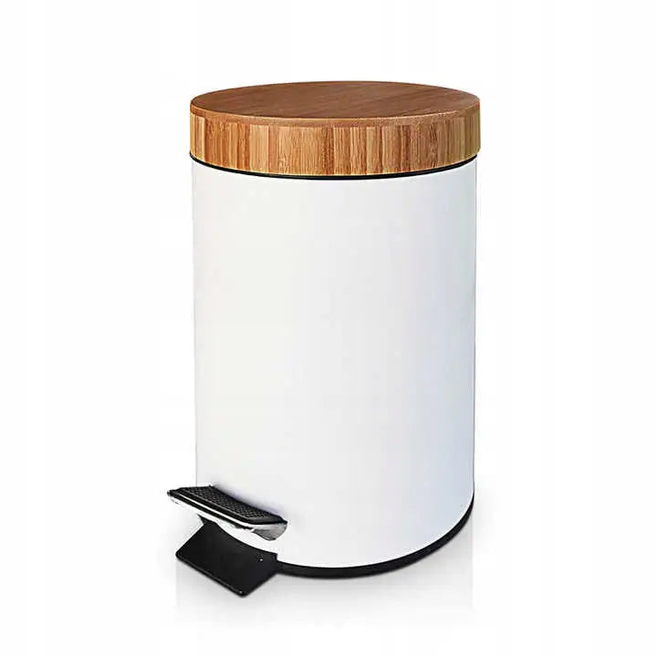 Baderomsavfallskurv i bambus, hvit metallbøtte med lyst trelokk og synlig svart pedal, skrå forfra.