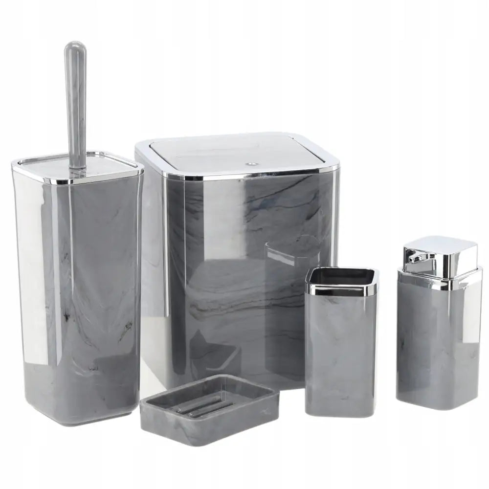 Baderomsett i grå marmor-look, fem deler med sølvdetaljer, sett fra skrå front på lys bakgrunn.