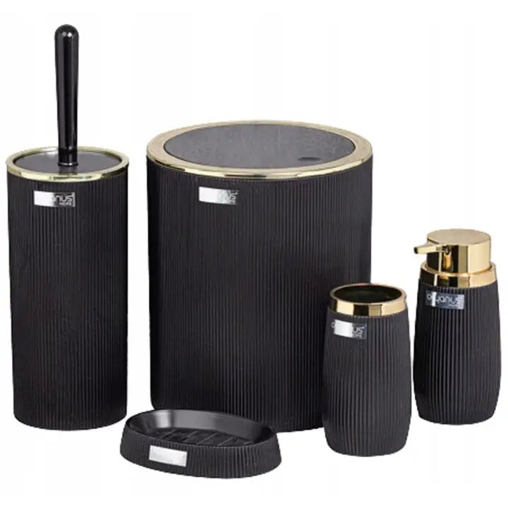 Baderomsett med fem sorte, rillete deler og gullfargede detaljer, arrangert samlet på hvit bakgrunn.