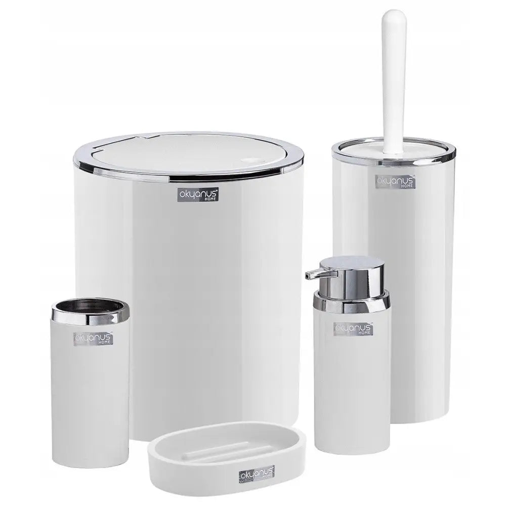 Baderomsett Round, fem hvite plastartikler med sølvdetaljer og minimalistisk design avbildet samlet forfra.