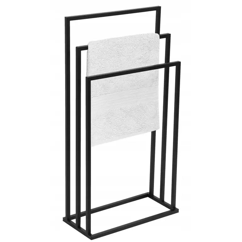 Baderomshåndklestativ i sort metall, skrå visning med hvitt håndkle på midterste av tre stenger.