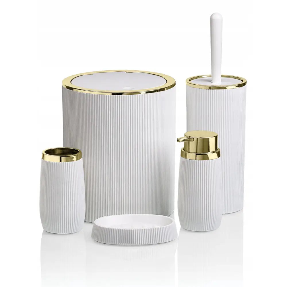 Baderomssett WC Stripe i hvitt med rillemønster, gullfargede detaljer, fem deler vist samlet forfra.
