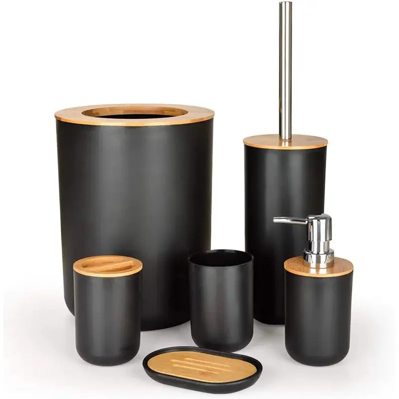 Baderomstilbehørsett Timor, seks svarte artikler med matt overflate, lyst tre og metall, skrå vinkel.