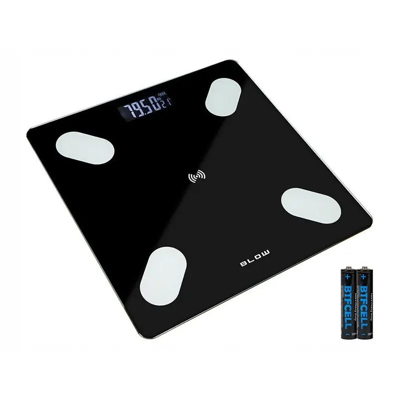 Baderomsvekt med Bluetooth, svart design med fire sølvfargede sensorer og LED-display, to AA-batterier ved siden av.