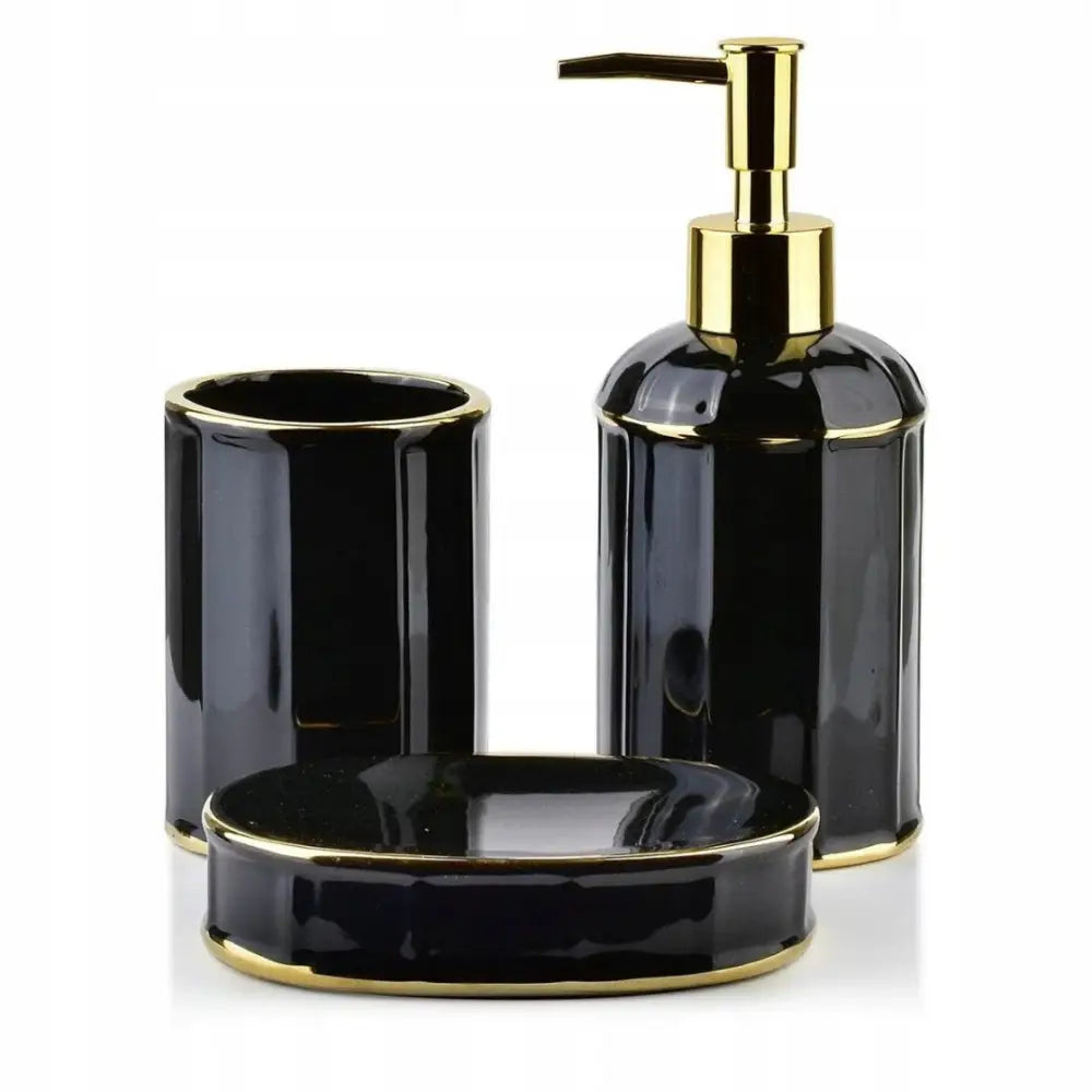 Badsett Ciri i svart keramikk med gyldne detaljer, dispenser, kopp og såpeskål sett forfra mot hvit bakgrunn.