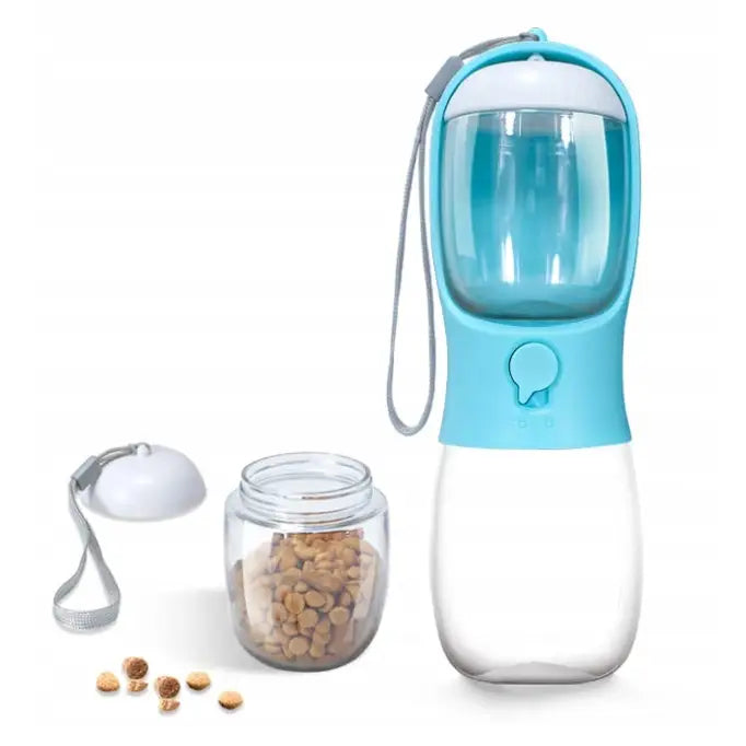 Bærbar flaske for mat og vann til hund og katt, frontvisning med lyseblå topp, grå stropp og godbitkrukke ved siden av.