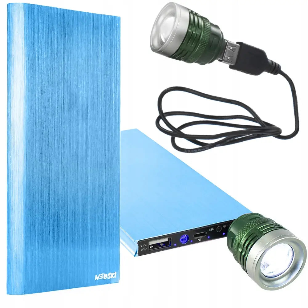 Bærbar lader i blått metall med to USB-porter og grønn-sølv lommelykt, sett forfra og skrått ovenfra.