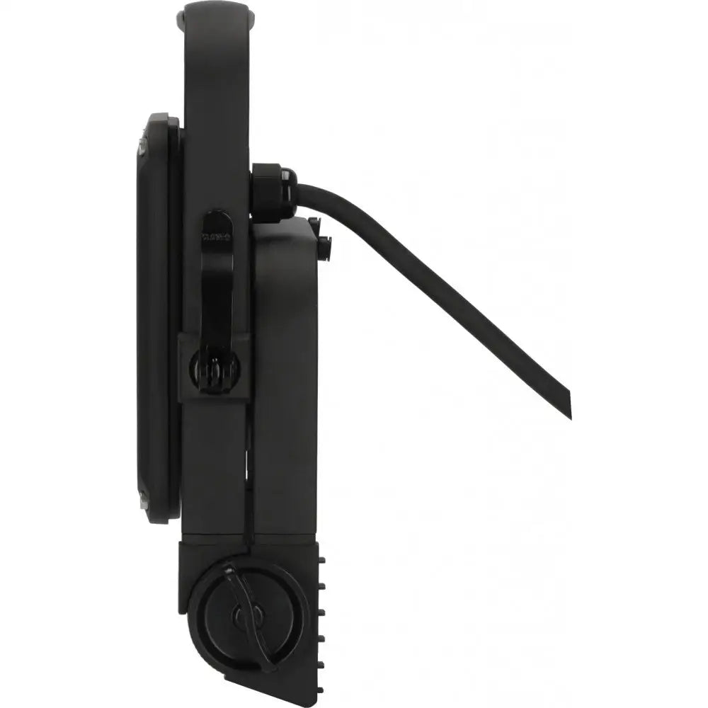 Bærbar LED projektor i sort metall og plast, sidevisning med synlig strømkabel og justerbar brakett.