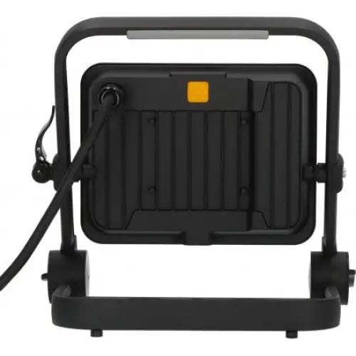 Bærbar LED projektor, bakside med tilkoblingskabel til venstre og gult felt øverst på solid metallramme.