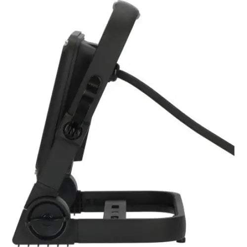 Bærbar LED-projektor i sort plast, sidevisning med støtteben, festeskrue og tilkoblet strømkabel.