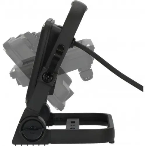 Bærbar LED-projektor JARO, sidevisning med synlig strømkabel og vinkeljustering mot industrielt bakteppe.