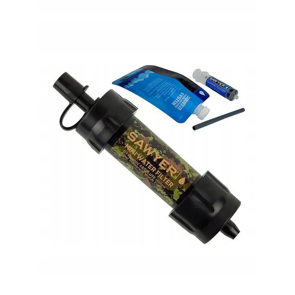 Sawyer Mini Camo vannfilter med kamuflasjemønster, blå vannpose og renseutstyr sett ovenfra mot hvit bakgrunn.