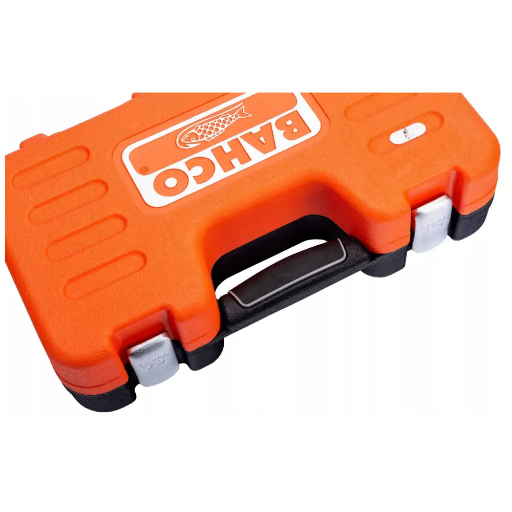 Bahco S240 sett i oransje og sort koffert, skrått ovenfra med sølvfargede låser og synlig logo på lokket.