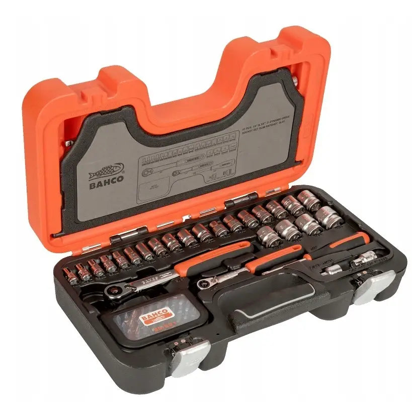 Bahco nøkkel- og pipesett i åpen svart og oransje koffert, oversiktlig arrangert fra skrå vinkel.