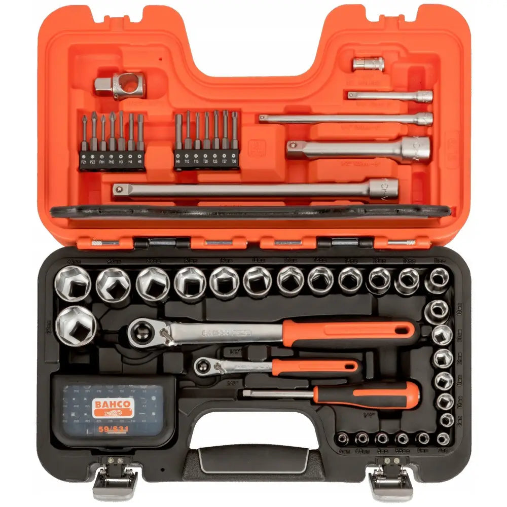 Bahco pipenøkkelsett i åpen koffert, med oransje skralle og 79 deler ordnet oversiktlig fra toppen.
