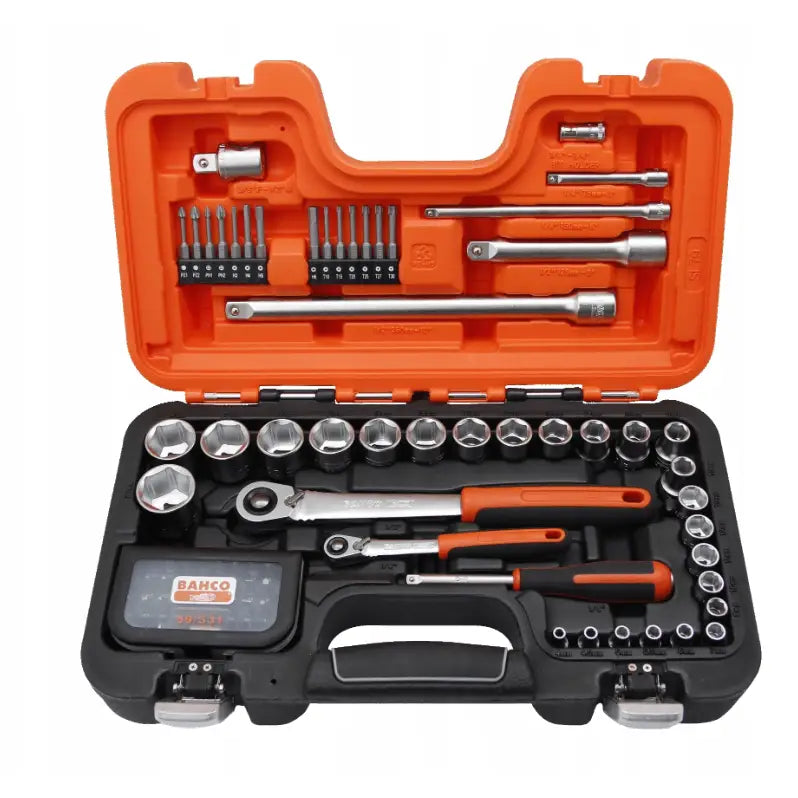 Bahco pipesett med 79 deler, oversiktsbilde av sortert innhold i åpen svart og oransje koffert.