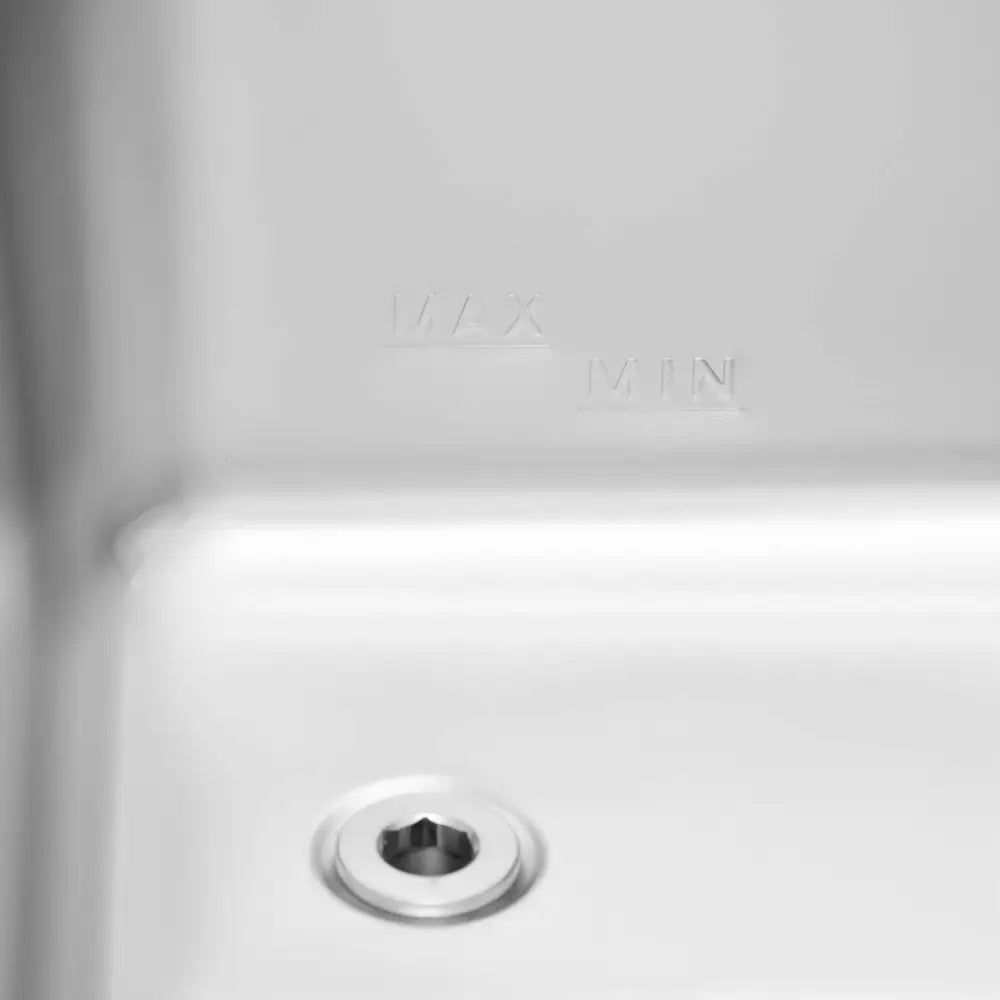 Bain Marie elektrisk varmeenhet, nærbilde av metallinnsats med nivåmarkeringer og rund skrue nederst.