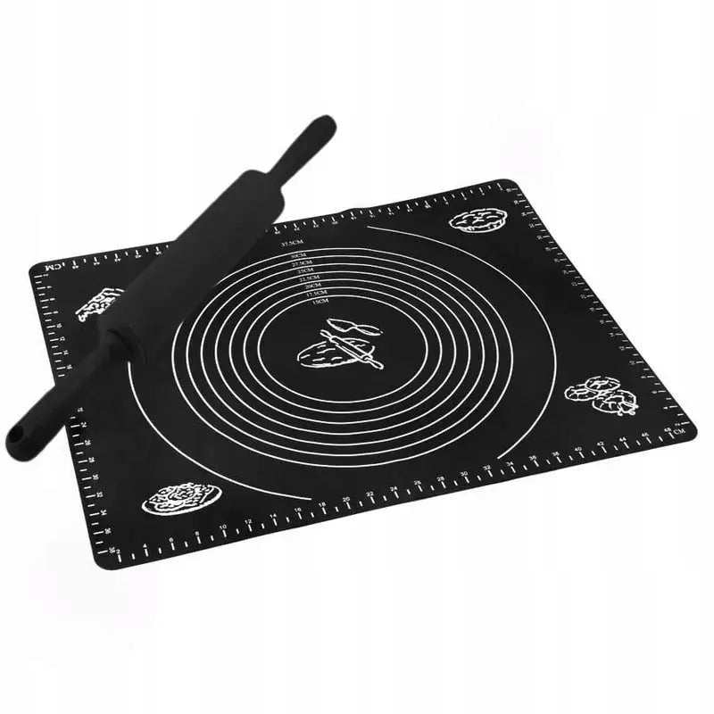 Bakematte i svart silikon med hvite målemarkeringer og sirkler, diagonalt plassert svart kjevle følger med.