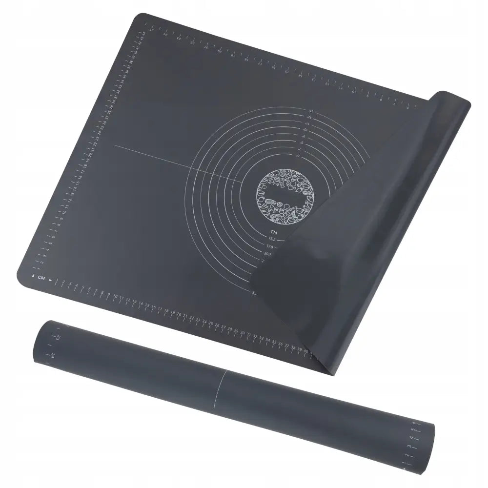 Bakeunderlag i mørkegrå silikon med mål og sirkler, delvis rullet sammen mot hvit bakgrunn.