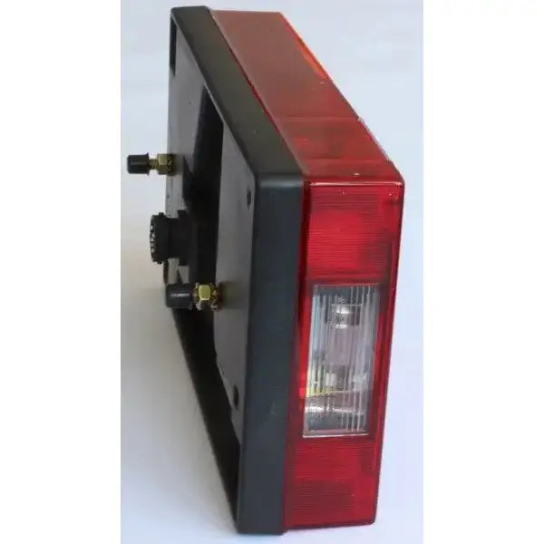 Baklys tilhenger høyre Aspöck Multipoint I, skrå bakside med synlige festeskruer og tilkoblingspunkter.