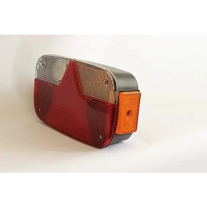 Baklys tilhenger høyre Aspöck Multipoint III, skråvisning som fremhever reflektorfargene og frontens skruefester.