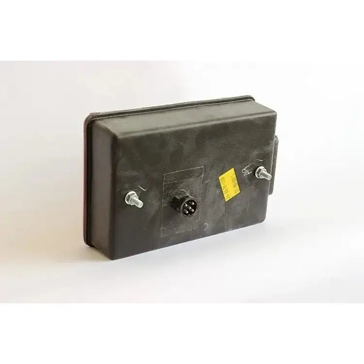 Baklys tilhenger høyre Aspöck Multipoint IV, bakside med rund kontakt, to bolter og gul etikett synlig.