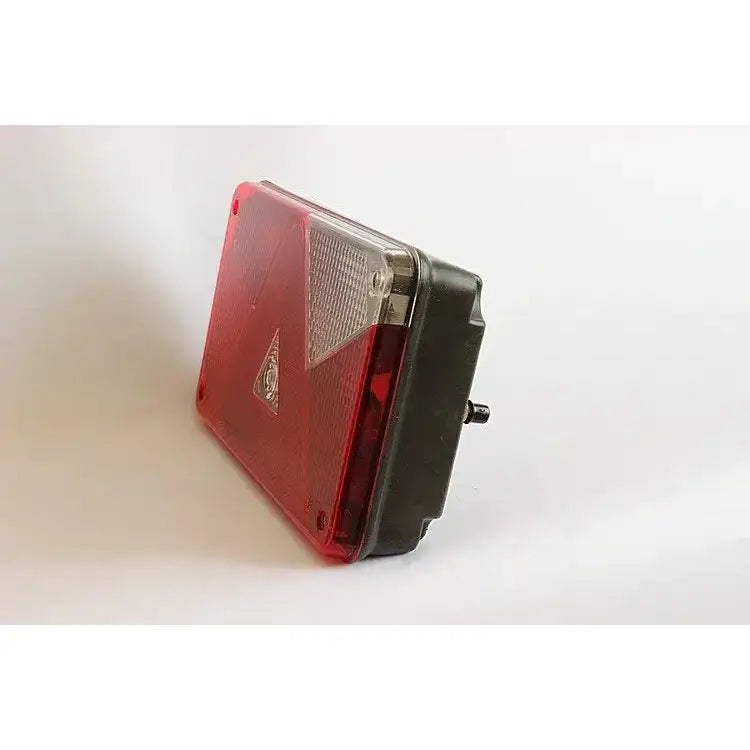 Baklys tilhenger høyre Aspöck Multipoint V, skrå bakfra med rød og hvit linse samt synlig festeskrue.