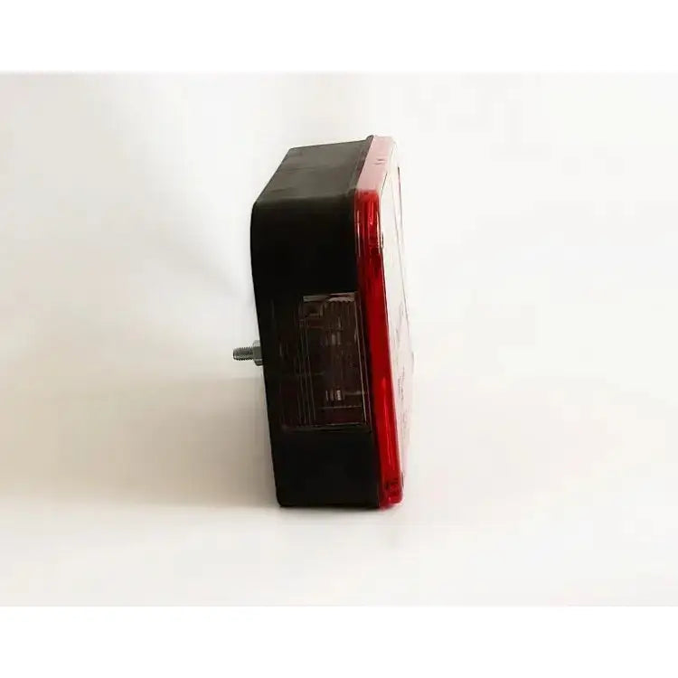 Baklys tilhenger høyre Dobplast DPT 35, sidevisning med rød front og synlig monteringsskrue på venstre side.