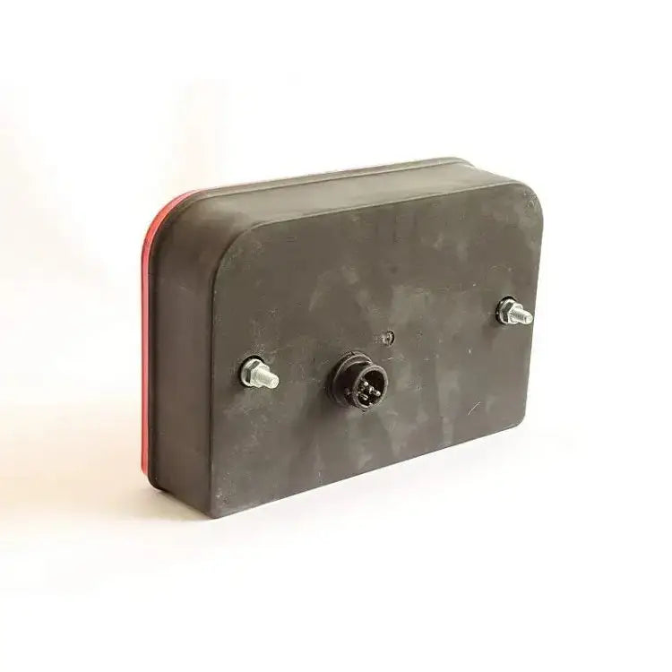 Baklys tilhenger høyre Dobplast DPT 35, bakside med festebolter, rund kontakt og rød kant til venstre.