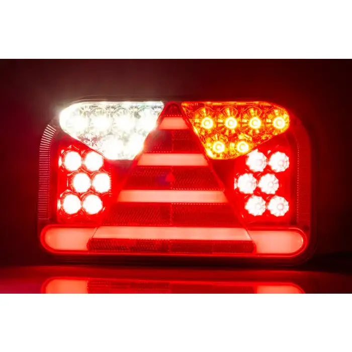 Baklys tilhenger høyre Fristom FT-170, frontbilde med opplyste LED-segmenter og synlig trekantrefleks.